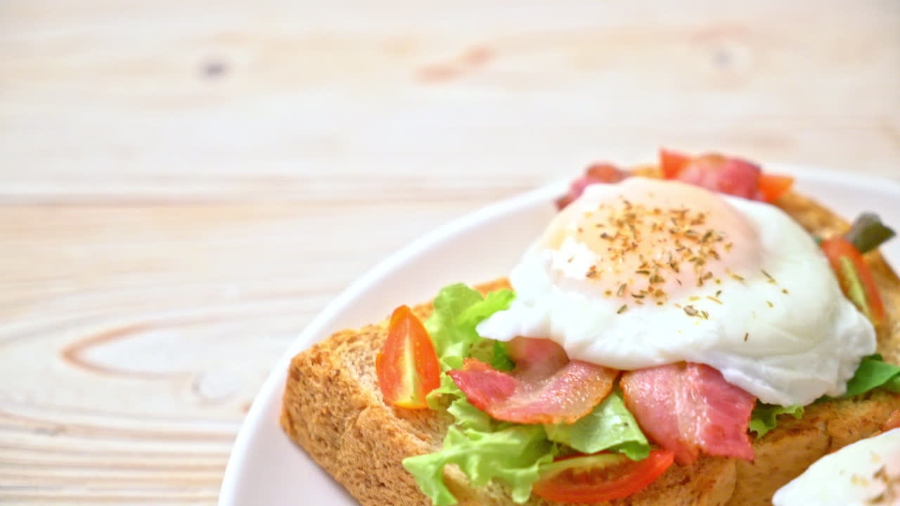 아침 식사로 야채, 베이컨, 계란 또는 에그 베네딕트로 구운 통밀 빵