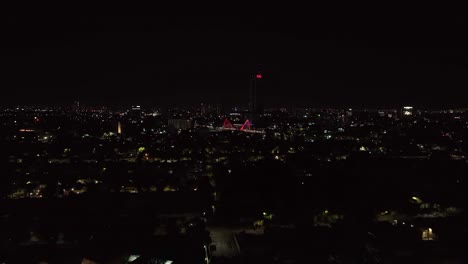 Volando-Hacia-El-Puente-Matute-Remus-De-Noche-En-Guadalajara,-Jalisco,-México