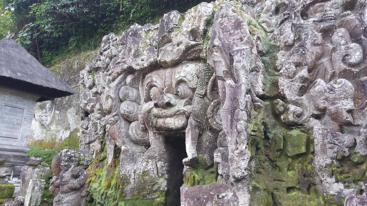 Antica bocca della Grotta dell'Elefante Goa Gajah, rilievi in pietra, Ubud Gianyar Bali, punto di riferimento turistico