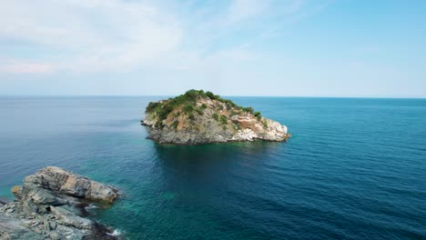 Aerial-View-Of-Gramvousa-Island,-Surrounded-By-The-Mediterranean-Sea,-Birds-Flying,-Green-Vegetation,-Thassos,-Greece