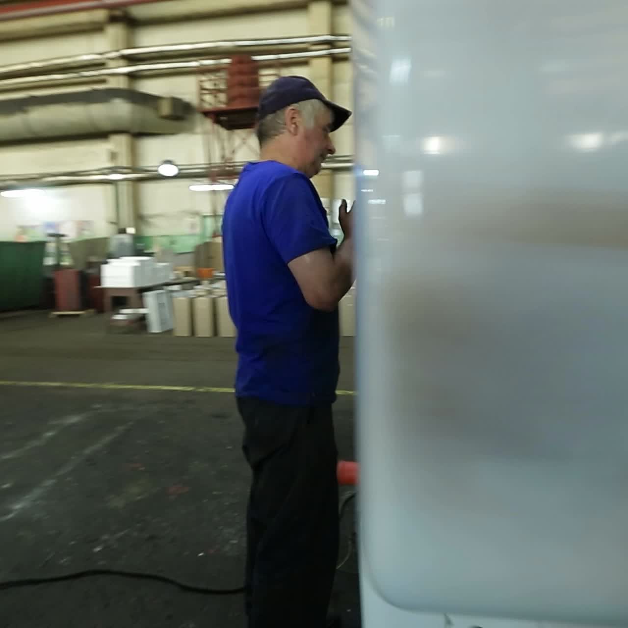 trabajador en el almacén de una fábrica