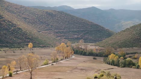 paso de montaña en la parte sur de albania en la temporada de otoño