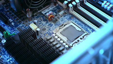 placa base de una computadora de estación de trabajo con procesadores y memoria