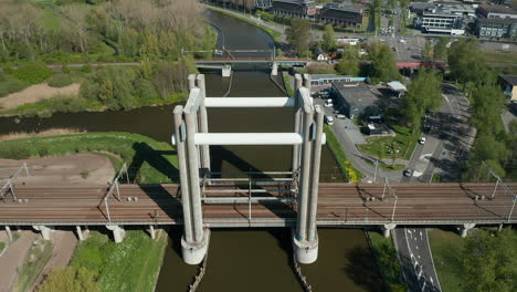 vista aérea del puente del ferrocarril sobre el canal gouwe durante el día en holanda del sur, gouda, países bajos