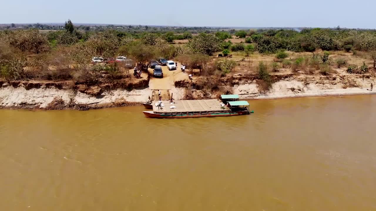 Folk i arbeid i Manambolo-elven nær Tsingy de Bemaraha naturreservat på Madagaskar