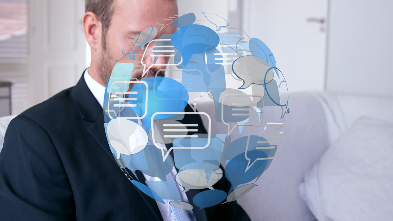 animación del globo con burbuja de habla sobre hombre de negocios caucásico usando computadora portátil