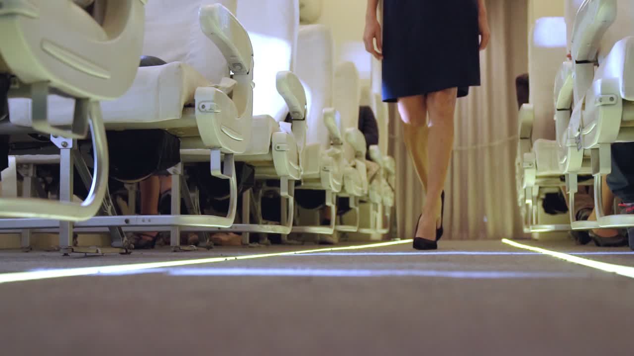 기내 승무원 들 이 야간 비행 중 비행기 에서  ⁇ 고 있다