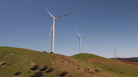 parque eólico - turbinas eólicas en colinas contra el cielo azul