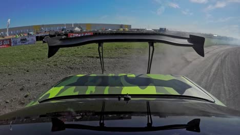 Toma-Pov-De-Un-Coche-De-Carrera-A-La-Deriva-Con-Neumáticos-Humeantes-Y-Desafío,-Alerón