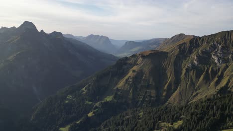 Herrliche-Textur-Der-Berge,-Zerbrochene-Gipfel,-Unebene-Oberfläche,-Magische-Naturlinien,-Boden,-Ort-Für-Erkundungen-Und-Adrenalin-Abenteuer,-Entspannende,-Ruhige-Felsschichten,-Endloser-Horizont,-Der-Vorbeizieht