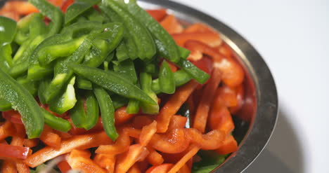 그릇에 맛있는 다채로운 야채