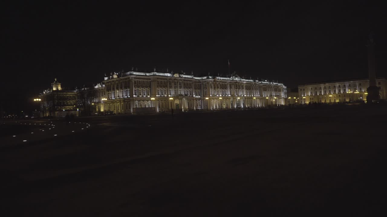 밤에 상트 페테르부르크의 겨울 궁전