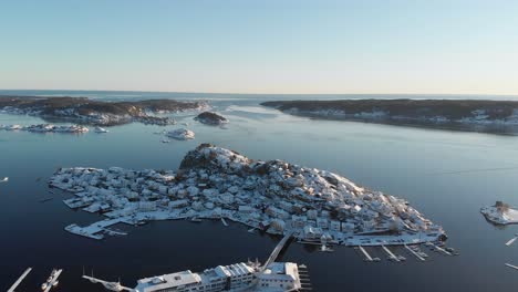 comunidad nevada en la isla de oya con embarcadero en invierno en noruega