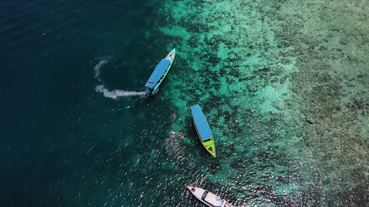 paseo en barco con turistas en el agua clara y limpia de la playa en bali, indonesia