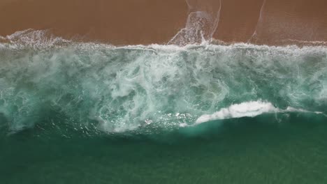 Atlantischer-Ozean,-Der-Auf-Den-Sandstrand-In-Portugal-Rollt