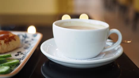 café y pasteles para el desayuno