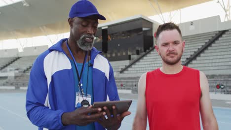 Afroamerikanischer-Männlicher-Trainer-Und-Kaukasischer-Athlet-Unterhalten-Sich-Während-Der-Trainingseinheit