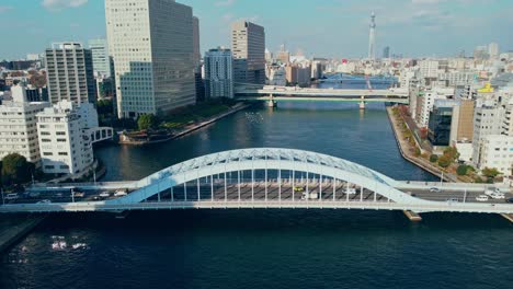 Drone-Aéreo-Volando-Bajo-Sobre-El-Puente-En-La-Ciudad-De-Tokio-Japón-Con-Tokyo-Skytree-En-El-Fondo