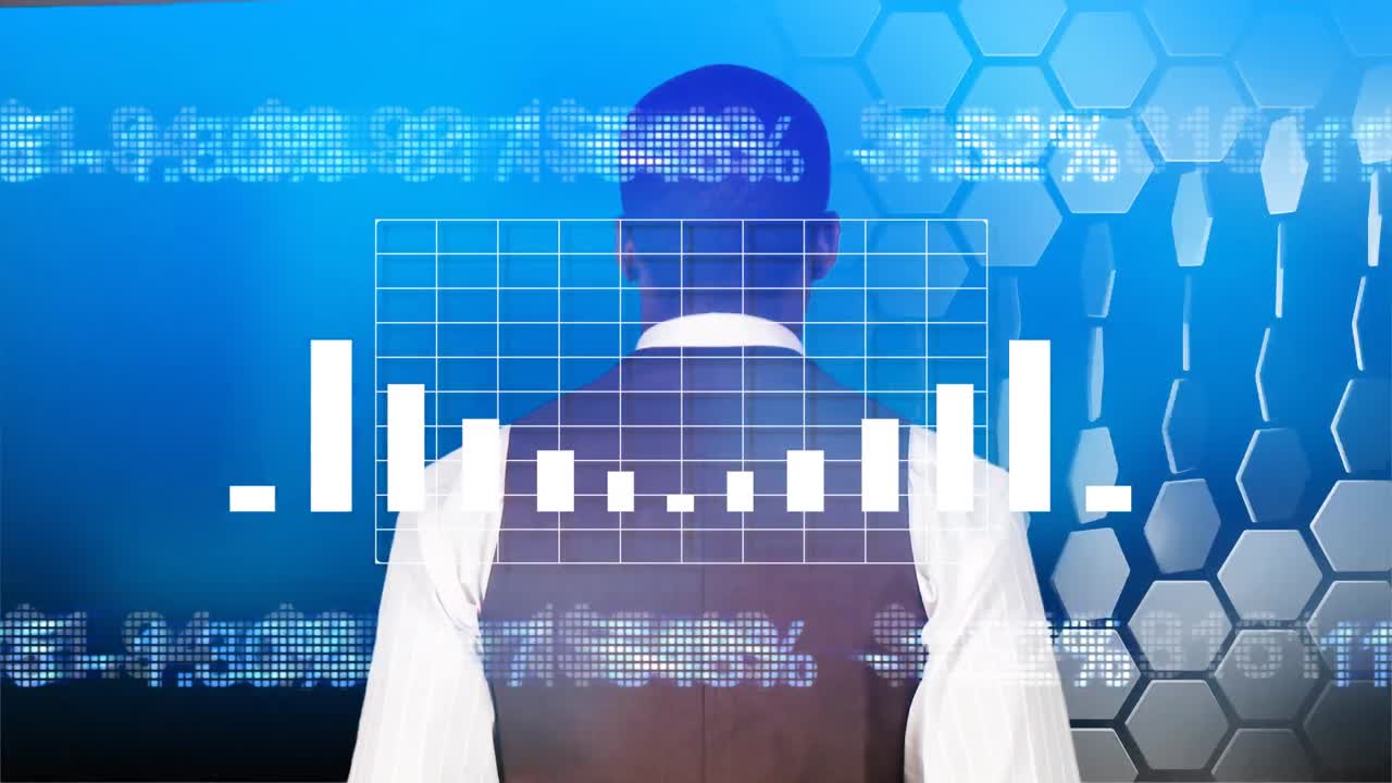 hombre de negocios afroamericano sonriendo en una bolsa de valores