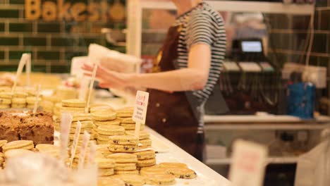 vendedor preparando pasteles galeses en el puesto del mercado