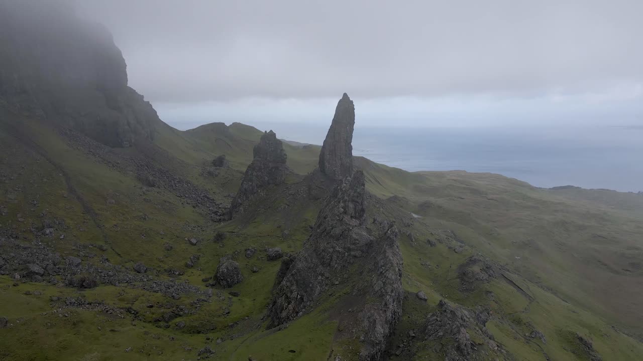imágenes de drones aéreos de 4k con niebla y niebla cerca de rocas oscuras en el viejo hombre de storr en la isla de skye cerca de portree escocia
