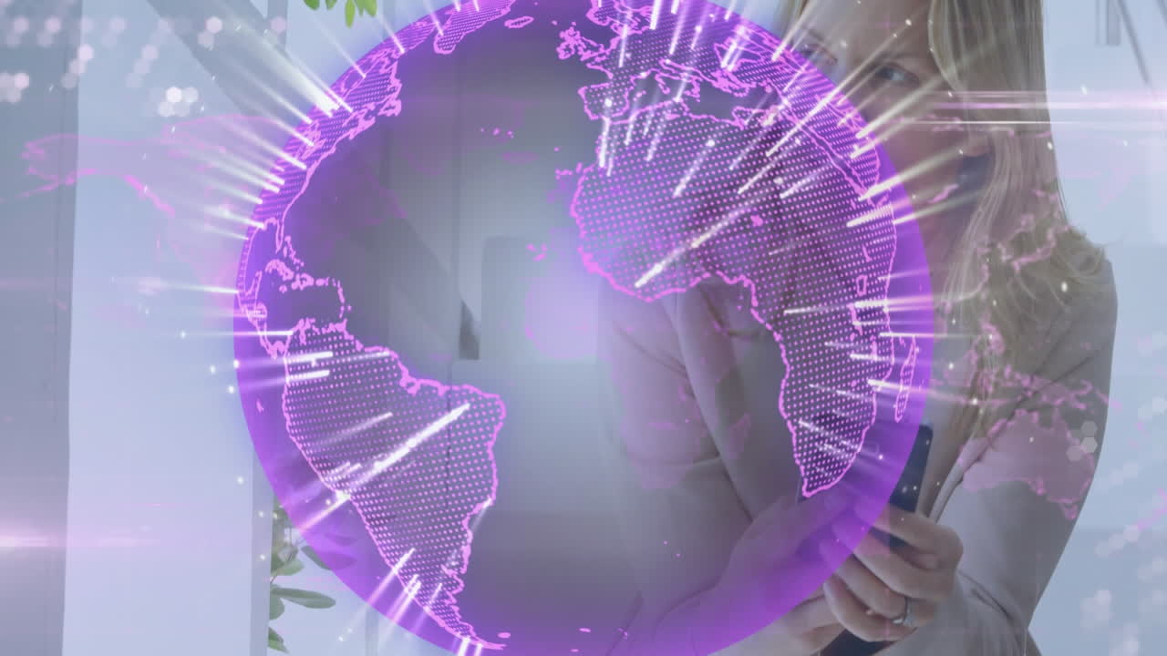 animación del globo sobre la mujer usando un teléfono inteligente