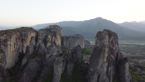 Toma-Aérea-Con-Plataforma-Rodante-De-Las-Rocas-De-Meteora,-Grecia.