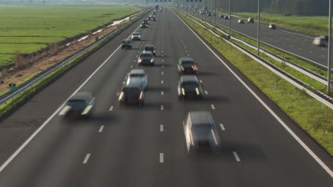 tráfico de cercanías de la autopista ocupada, lapso de tiempo de los automóviles que conducen en carriles