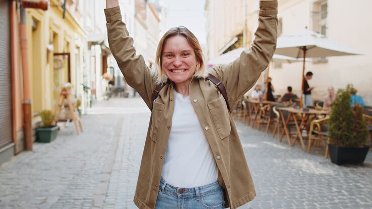 Fortunata donna che mostra il pollice in alto come segno positivo qualcosa di buono feedback positivo sulla strada della città