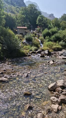 vista de una pequeña cascada del río cares en cain de valdeon, león, en los picos de europa, al final de la ruta cares