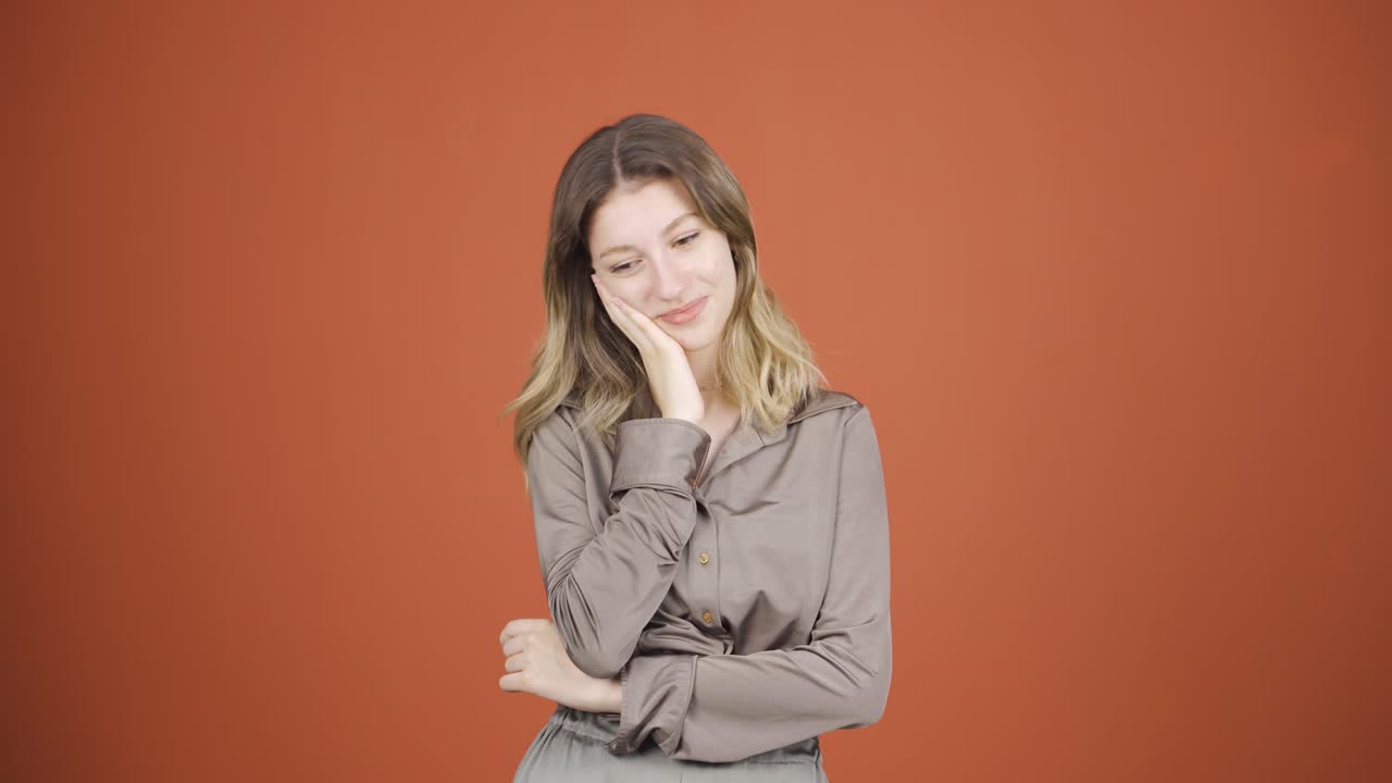 젊은 여자는 꿈을 꾸고 있습니다.