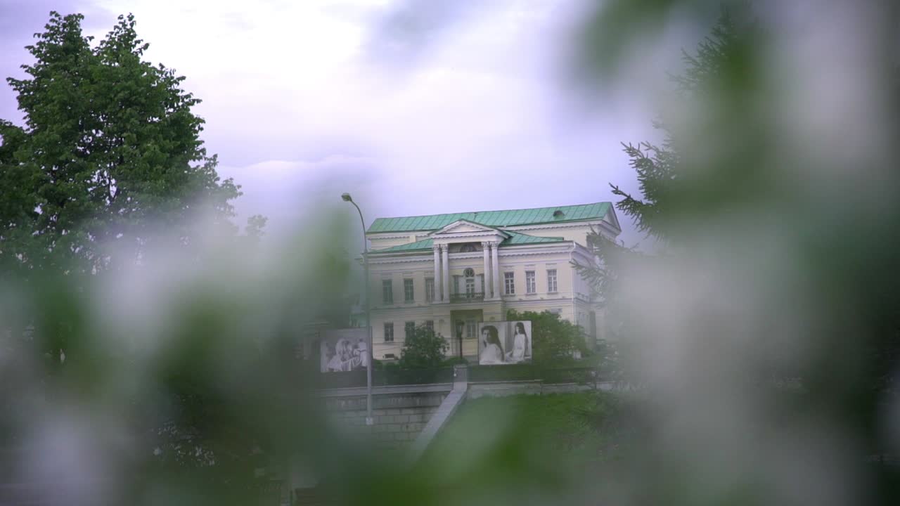 봄 꽃과 도시의 건물