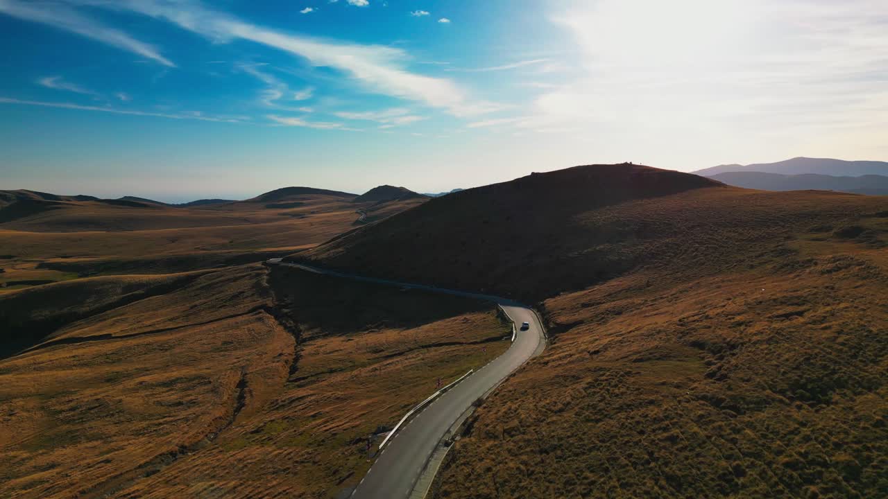 vista aérea de las montañas del valle de prahova rumania con el coche conduciendo en una carretera panorámica estrecha durante un día soleado de verano , concepto de estilo de vida de vacaciones