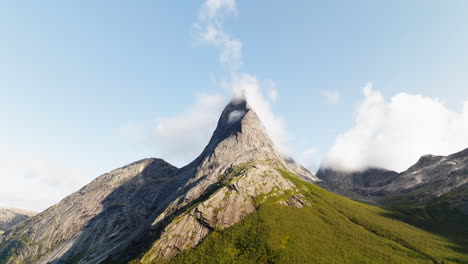 pico de la montaña stetind en un día soleado durante el día en narvik, nordland, noruega