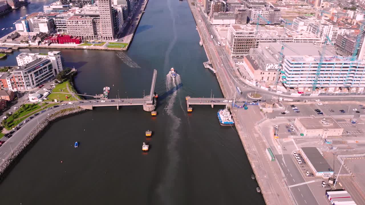 더블린 도크랜드 에 도착 한 선박 이 기울어져 건설 현장 과 현대적 인 건물 들 이 드러난다