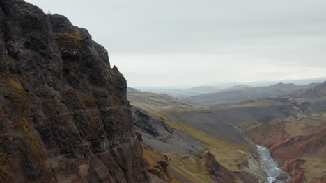 Vista-De-Drones-A-Vista-De-Pájaro-Del-Río-Fosa-Que-Fluye-En-El-Campo-De-Musgo-Verde-De-Islandia.-Vista-Aérea-De-Espectaculares-Tierras-Altas-Islandesas-Surrealistas-Con-Acantilados-Cubiertos-De-Musgo.-Belleza-En-La-Tierra