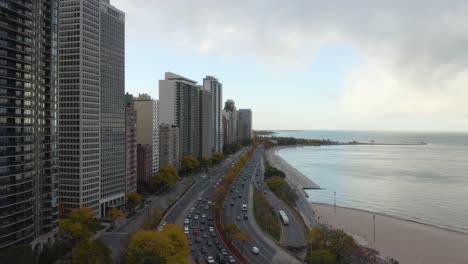 Filmische-Luftaufnahme-Des-Lake-Shore-Drive-Und-Des-North-Avenue-Beach-In-Chicago