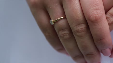 primer plano de las manos y los anillos de bodas
