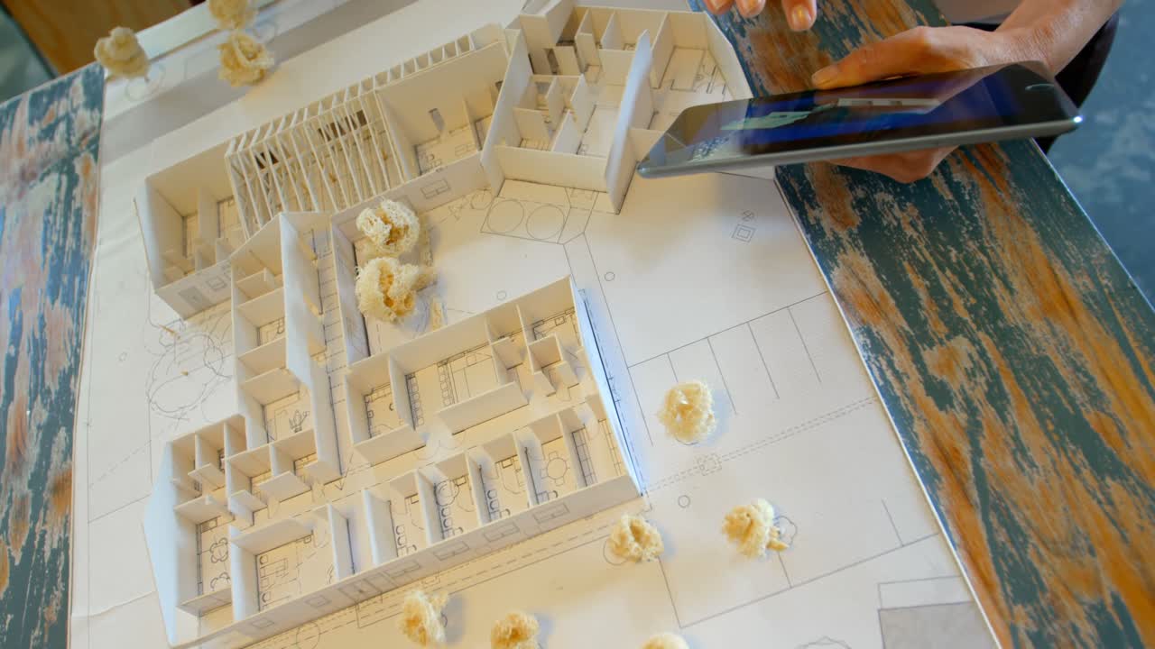 テーブル4kでデジタルタブレットを使用するエグゼクティブ