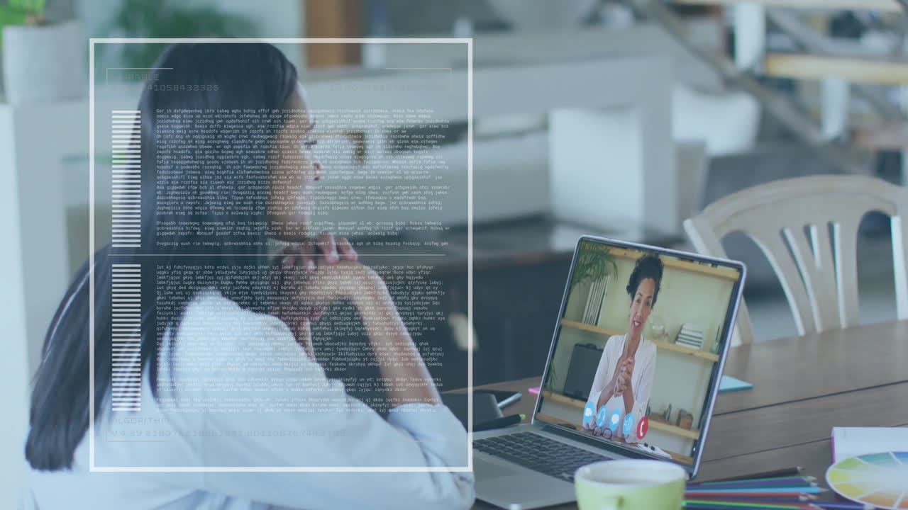 animación de procesamiento de datos sobre mujer de negocios biracial usando portátil para videoconferencia en la oficina