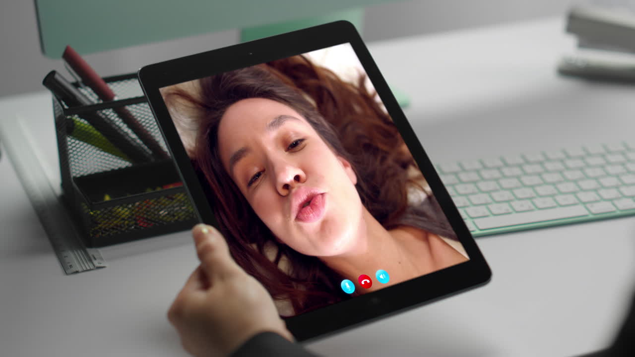 Donna in videochiamata che utilizza un tablet