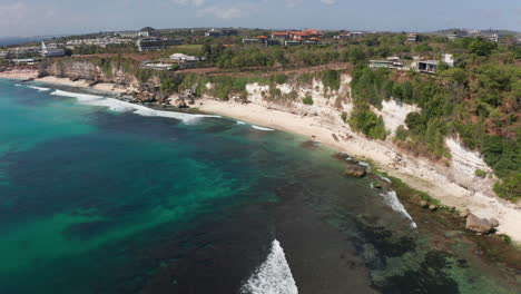 Alto-Sobrevuelo-Playa-Dreamland-En-Bali-Indonesia-Curva-Cámara-Cinematográfica-Filmando-En-4k