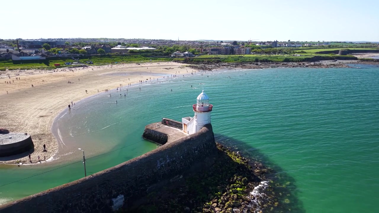 Splendido panorama aereo del Faro di Balbriggan che si affaccia sul Mare d'Irlanda e sulla spiaggia, Irlanda