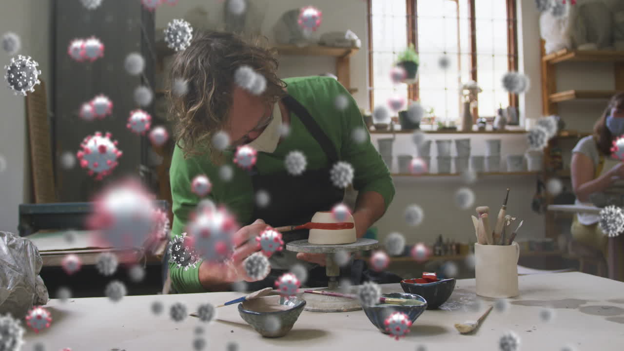 animación de células de virus sobre el hombre caucásico con máscara facial formando cerámica