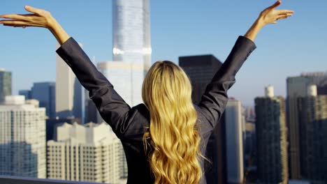 mujer americana caucásica celebrando el éxito comercial en el techo