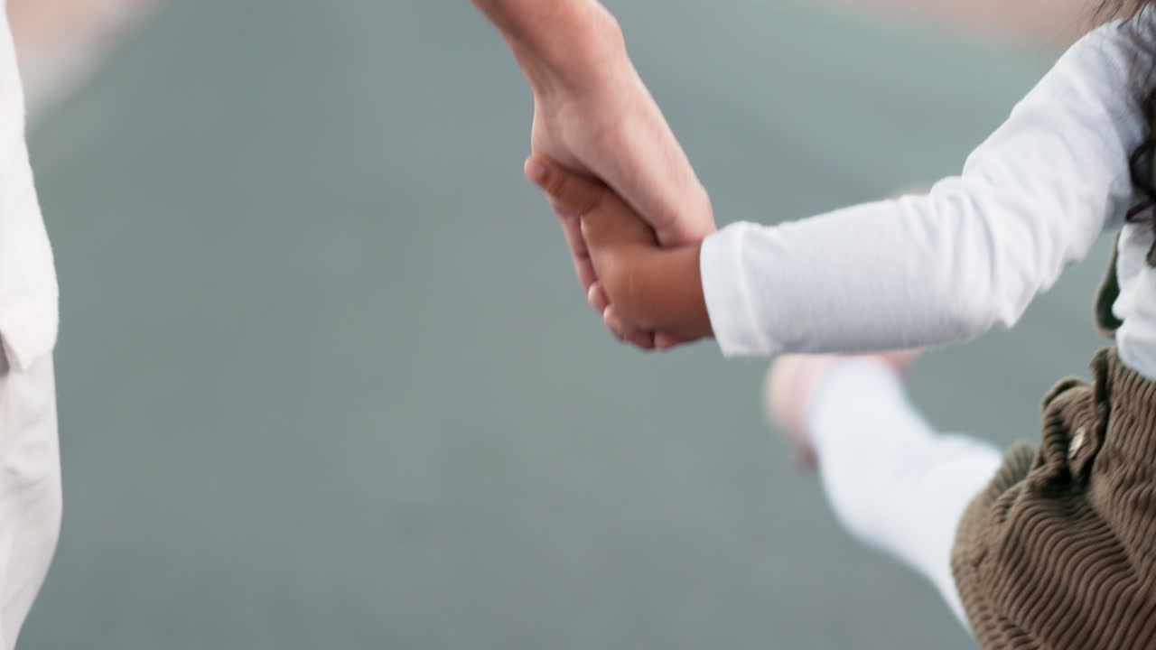 사랑, 신뢰, 그리고 손을 잡은 소녀