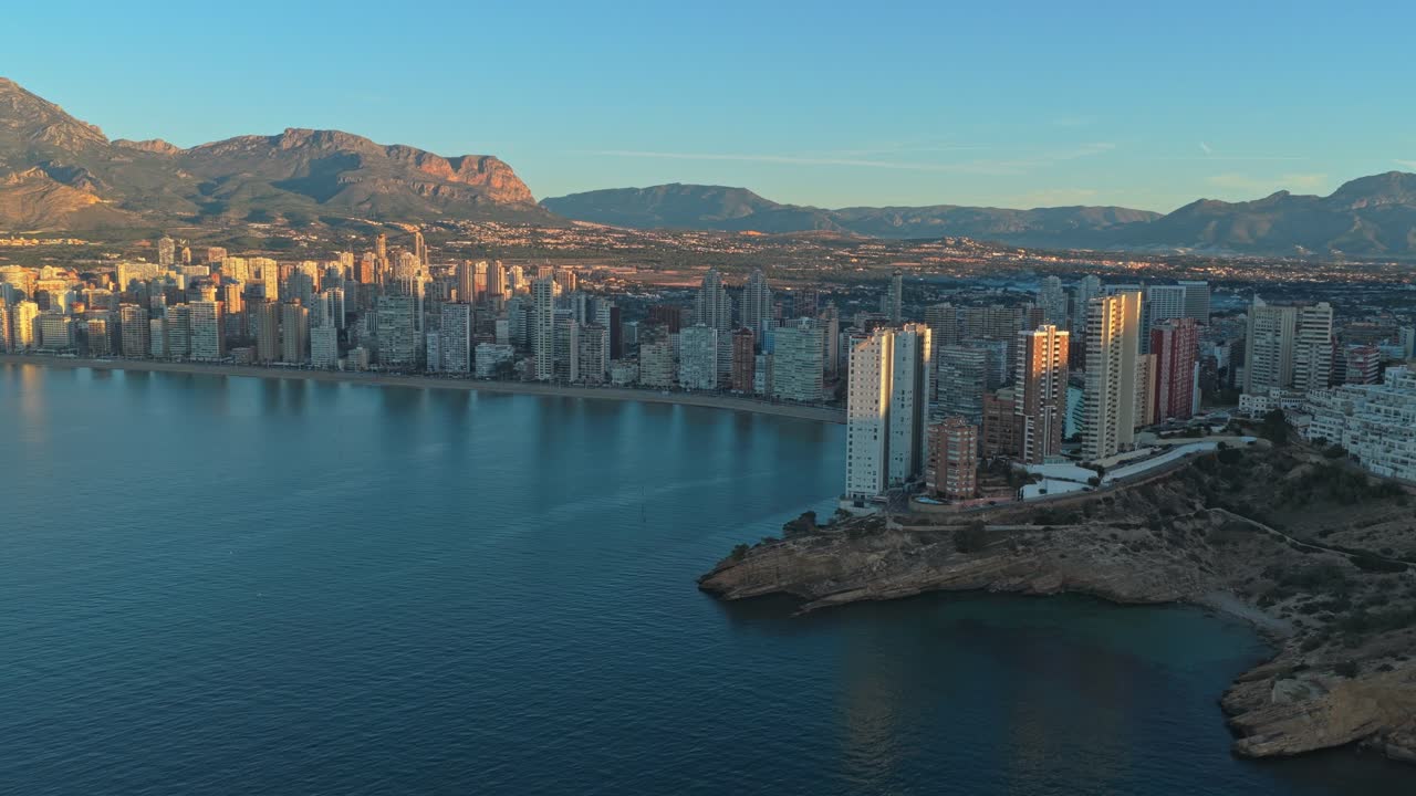 Ora d'oro sulla città e sulla costa di Benidorm