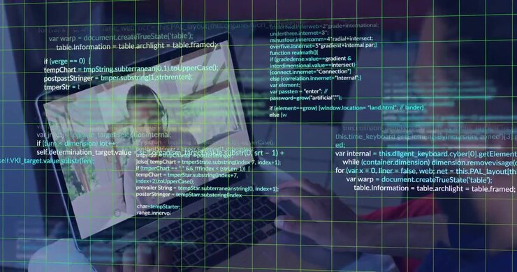Benutzer tippt auf Laptop, während Anrufer spricht, grünes Gitter erscheint, Code-Überlagerungen bauen Sicherheit auf.
