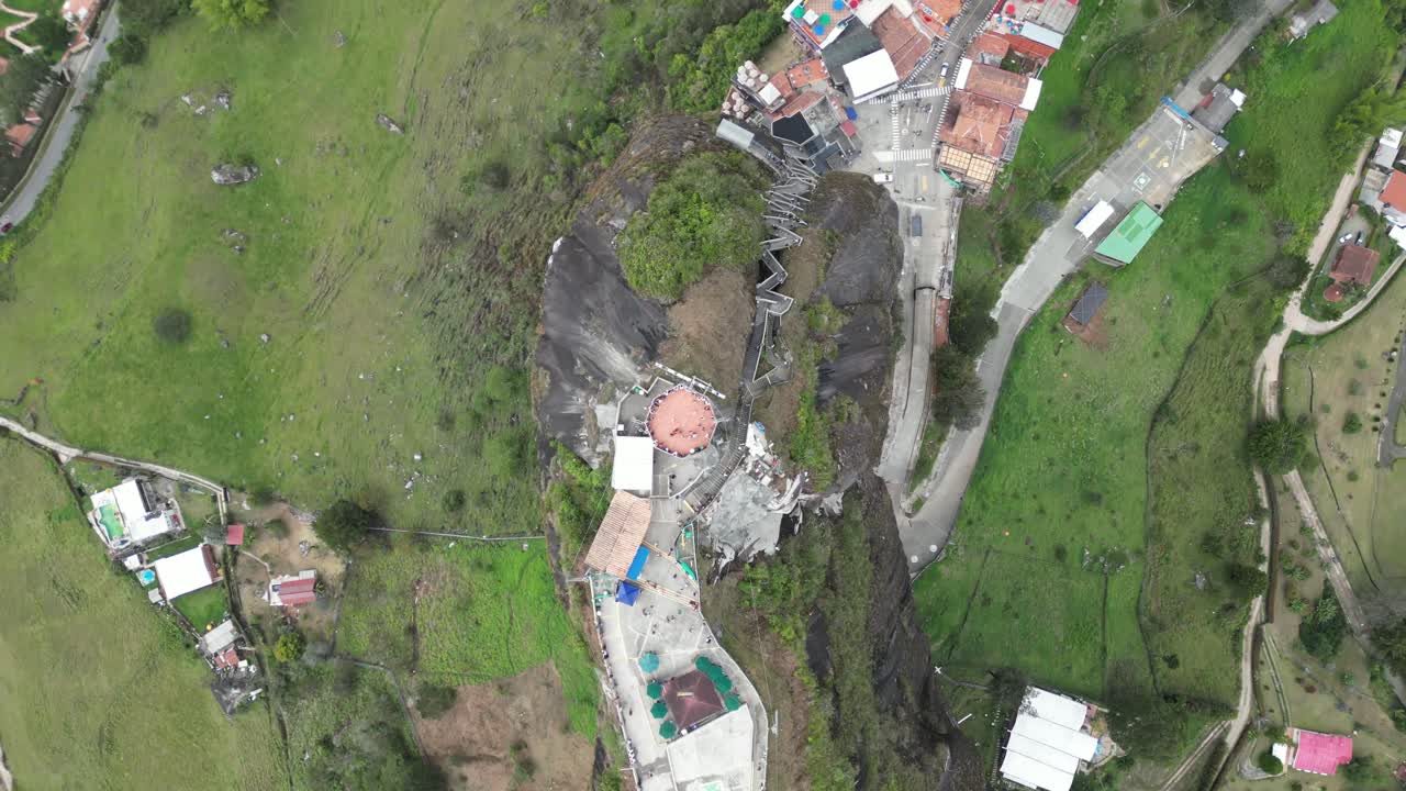 la piedra del penol en guatape medellín colombia en verano disparado por un dron