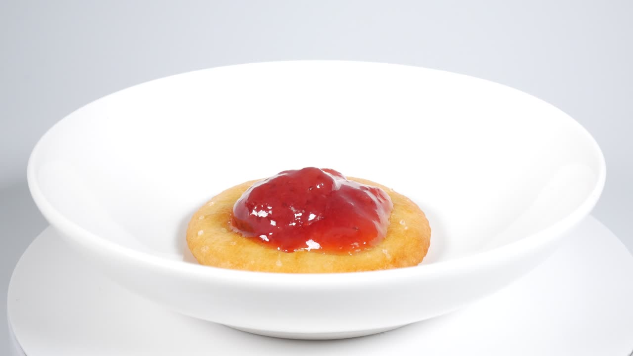 galletas redondas con mermelada de fresa